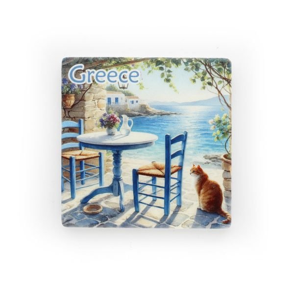 Μαρμάρινο σουβέρ με παραδοσιακή ταβέρνα δίπλα στο Αιγαίο, μπλε καρέκλες και γάτα, τουριστικό αναμνηστικό από την Ελλάδα