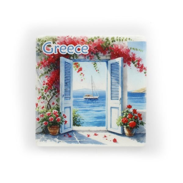 Μαρμάρινο σουβέρ με ανοιχτά μπλε παντζούρια, θέα στο Αιγαίο, ιστιοπλοϊκό και ανθισμένες μπουκαμβίλιες, τουριστικό αναμνηστικό από την Ελλάδα